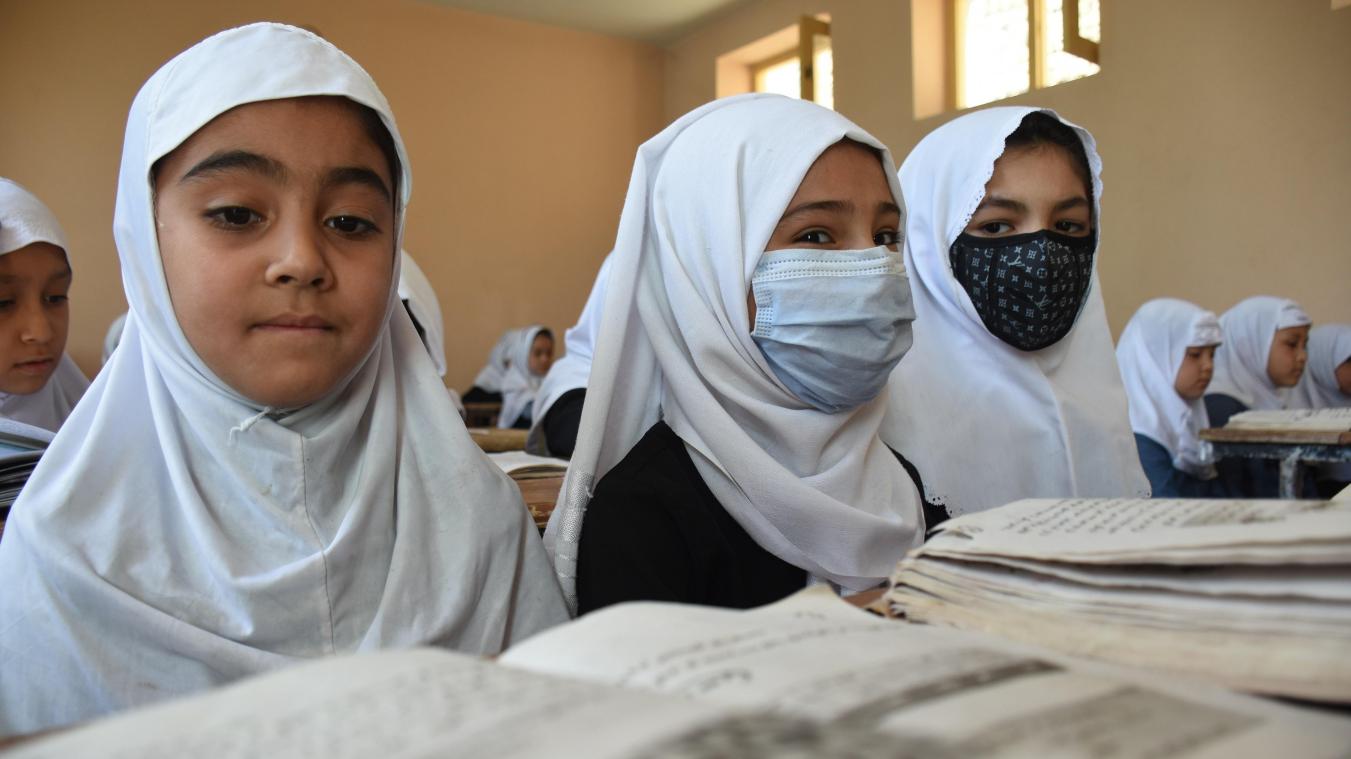<p>Afghanische Mädchen besuchen den Unterricht in einer örtlichen Schule.</p>