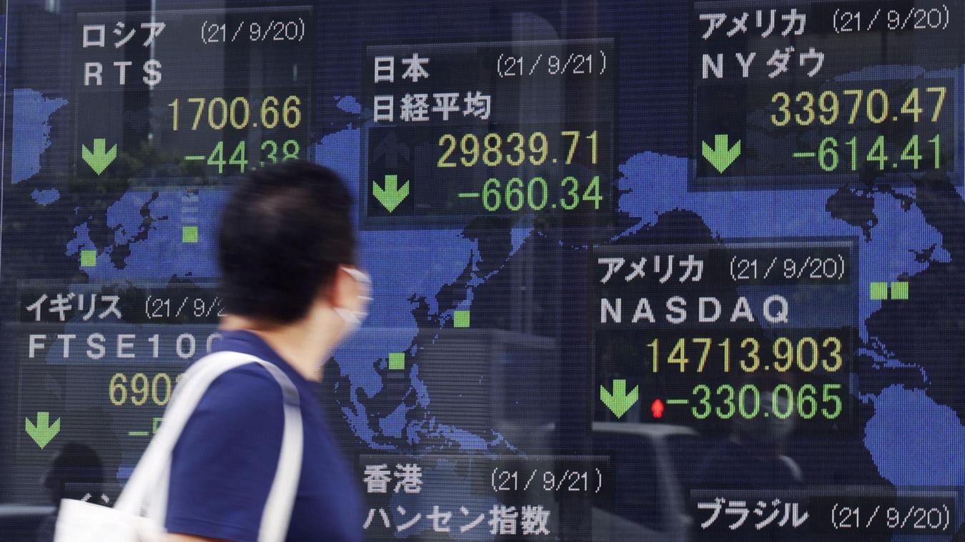 <p>Ein Bildschirm mit Finanzdaten am Straßenrand zeigt, wie der japanische Aktienindex „Nikkei 225“ 660,34 Punkte oder 2,17 Prozent gegenüber dem vorherigen Handelstag auf 29.839,71 Punkte gefallen ist.</p>