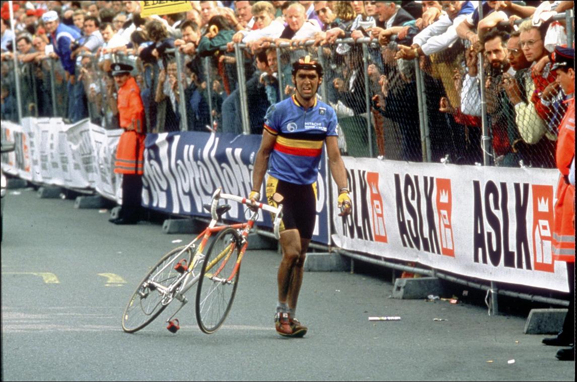 <p>Ronse 1988: Nachdem ihn Steve Bauer in die Absperrung gedrängt hat, überquert Claude Criquelion die Ziellinie mit ramponiertem Rad zu Fuß.</p>