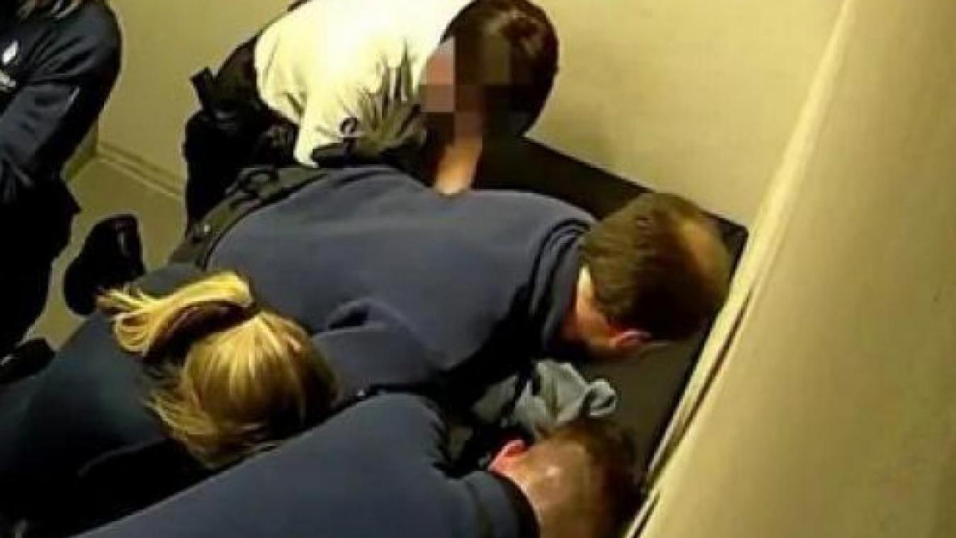 <p>Aufnahme vom Einsatz der Polizeibeamten, die Chovanec in der Zelle des Flughafens mit Gewalt in Schach halten.</p>