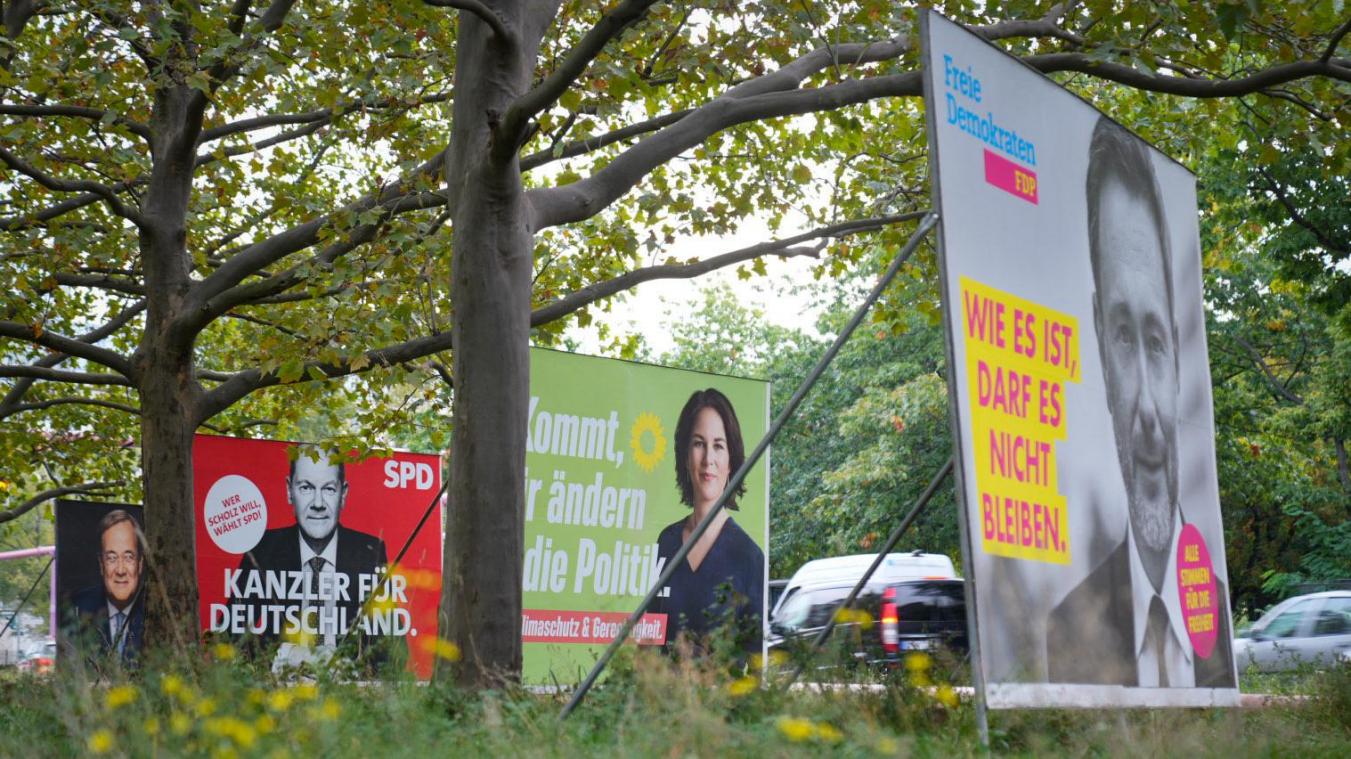 <p>Wahlplakate der Union mit Armin Laschet, der SPD mit Olaf Scholz, von Bündnis 90/Die Grünen mit Annalena Baerbock und der FDP mit Christian Lindner stehen einen Tag nach der Bundestagswahl in einer Reihe.</p>