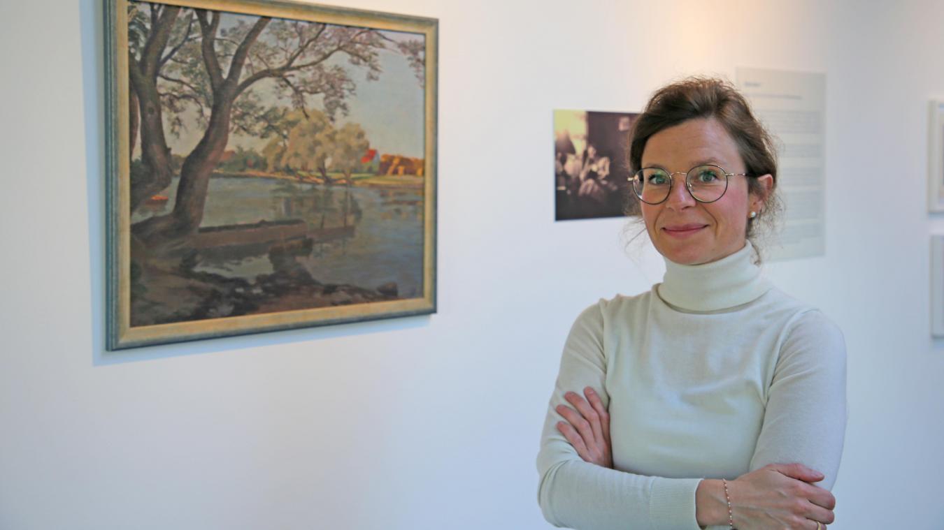 <p>Museumsleiterin Catherine Weisshaupt vor einem Landschafts-Gemälde der Malerin Lilli von Asten.</p>
