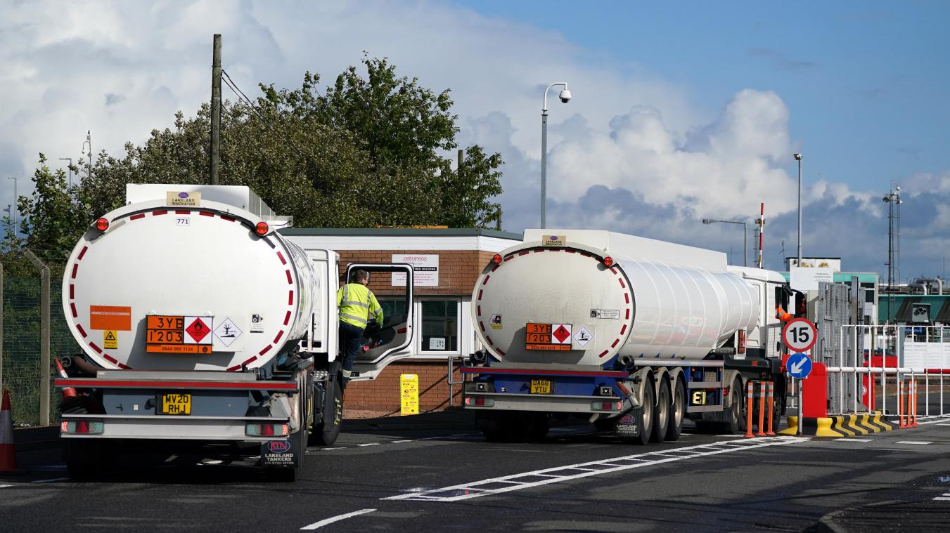 <p>Kraftstofftankwagen stehen vor der Einfahrt der Petroineos-Raffinerie in Grangemouth auf einer Straße: Die britische Regierung hat Maßnahmen angekündigt, um den Mangel an LKW-Fahrern zu beenden.</p>