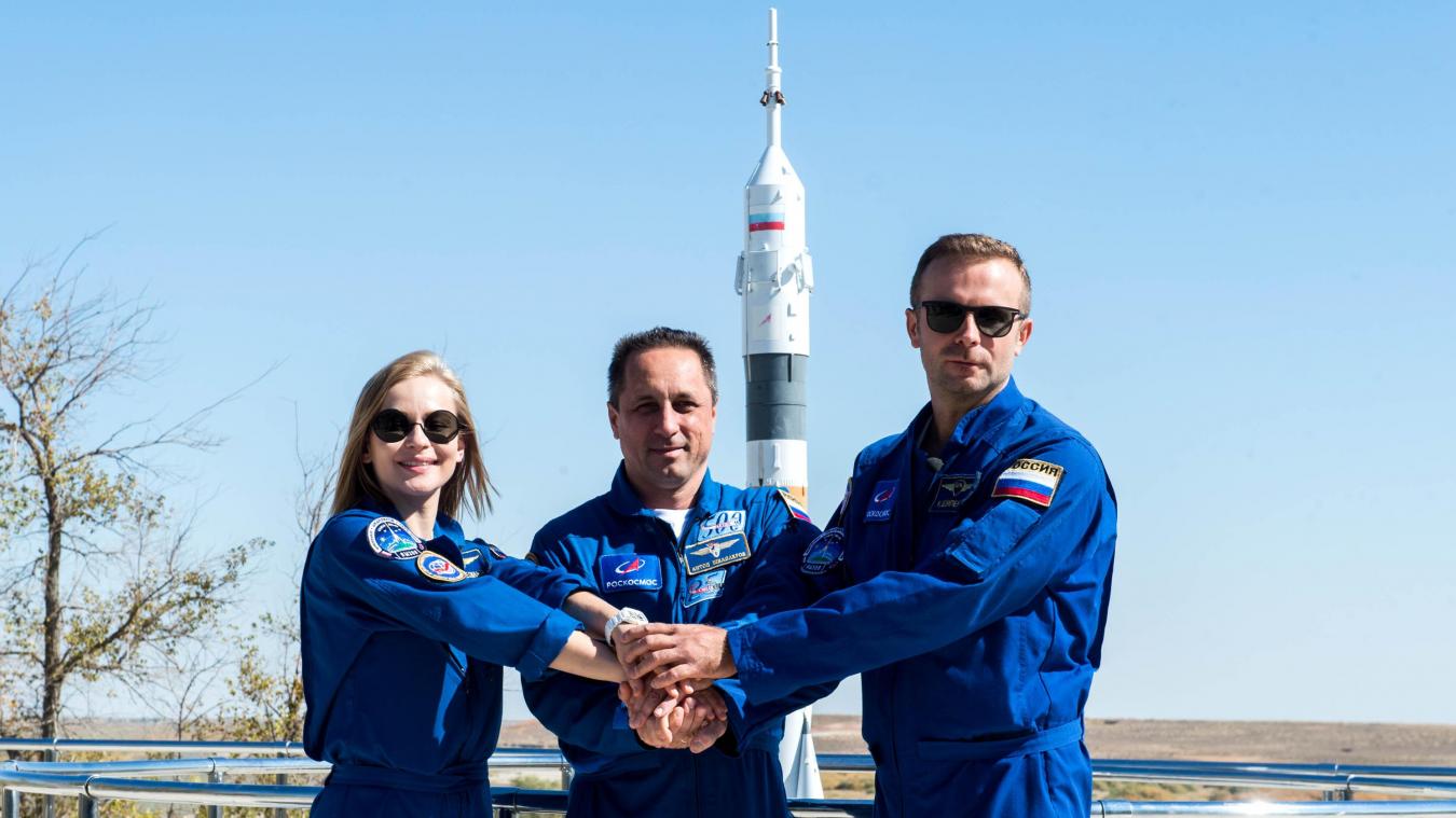 <p>Auf diesem von der russischen Raumfahrtagentur Roscosmos veröffentlichten Handout-Foto sind (l-r) die Schauspielerin Julia Peressild, der Kosmonaut Anton Schkaplerow und der Filmregisseur Klim Schipenko in Baikonur zu sehen.</p>