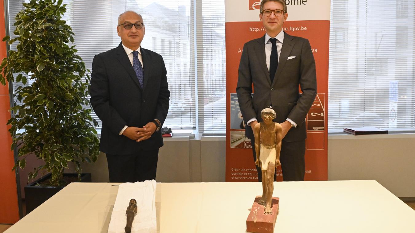 <p>Wirtschaftsminister Pierre-Yves Dermagne (r.) und der ägyptische Botschafter Khaled El Bakly mit den zwei geraubten Kunstwerken.</p>