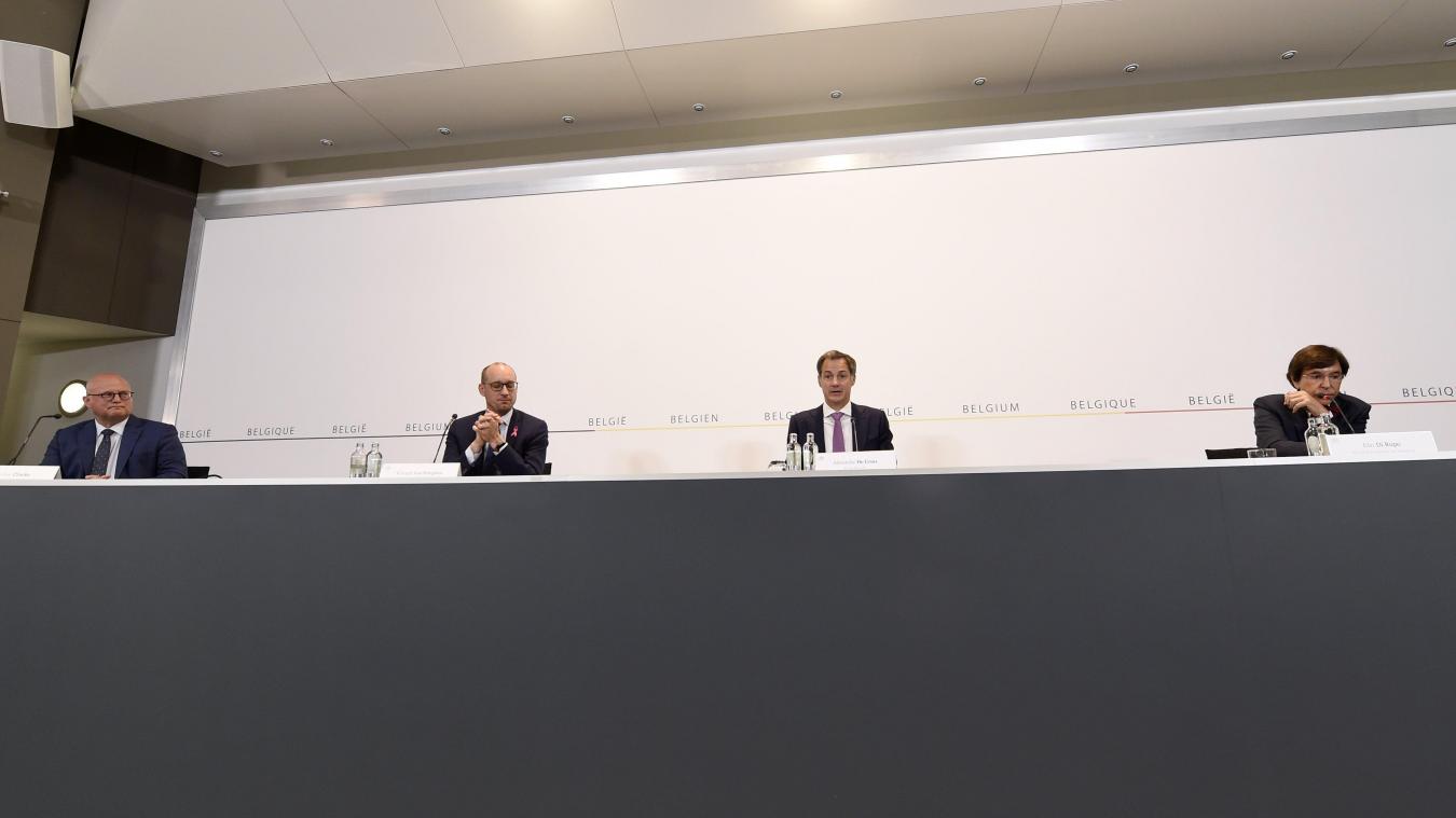 <p>Sie stellten die föderale Finanzhilfe vor (v.r.n.l.): Ministerpräsident Elio Di Rupo, Premier Alexander De Croo, der föderale Finanzminister Vincent Van Peteghem und sein wallonischer Ressortkollege Jean-Luc Crucke.</p>