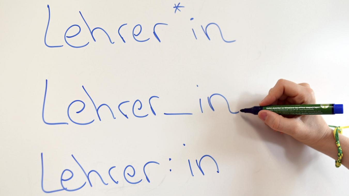 <p>An einem Whiteboard steht das Wort „Lehrer“ in verschiedenen Gender-Schreibweisen.</p>