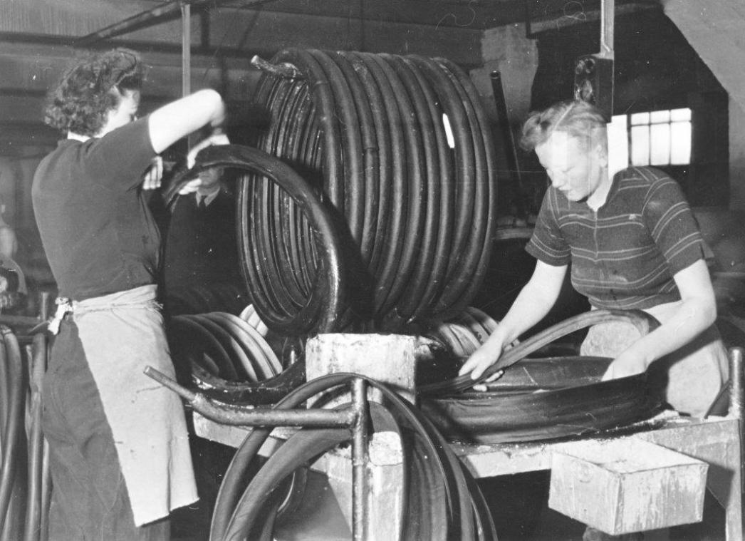 <p>Frauen arbeiten in der Reifenfertigung im Continental Werk Korbach (undatierte Aufnahme). Vor 150 Jahren wurden der Reifenhersteller gegründet.</p>