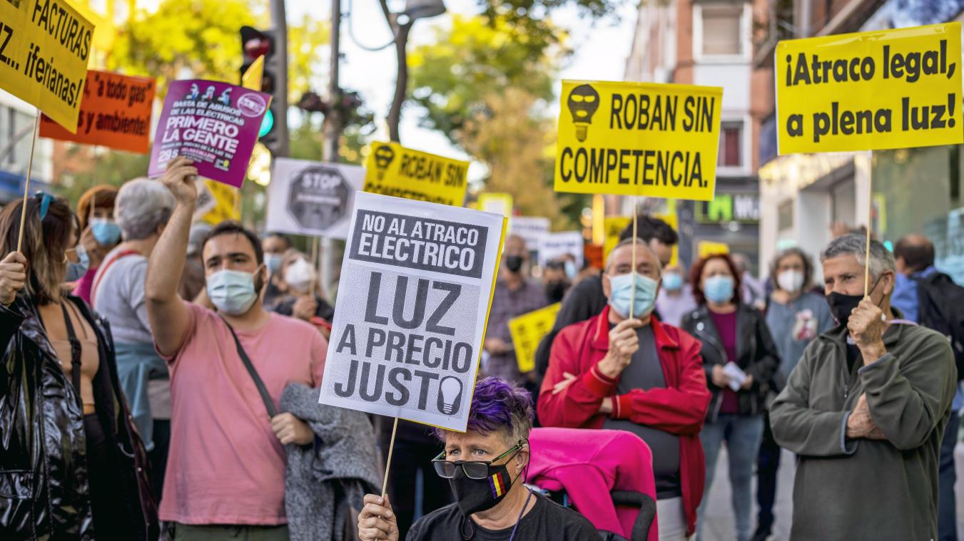 <p>Faire Strompreise forderten Demonstranten mit Plakaten bei einem Protest gegen den Anstieg der Energiepreise in dieser Woche in Madrid.</p>