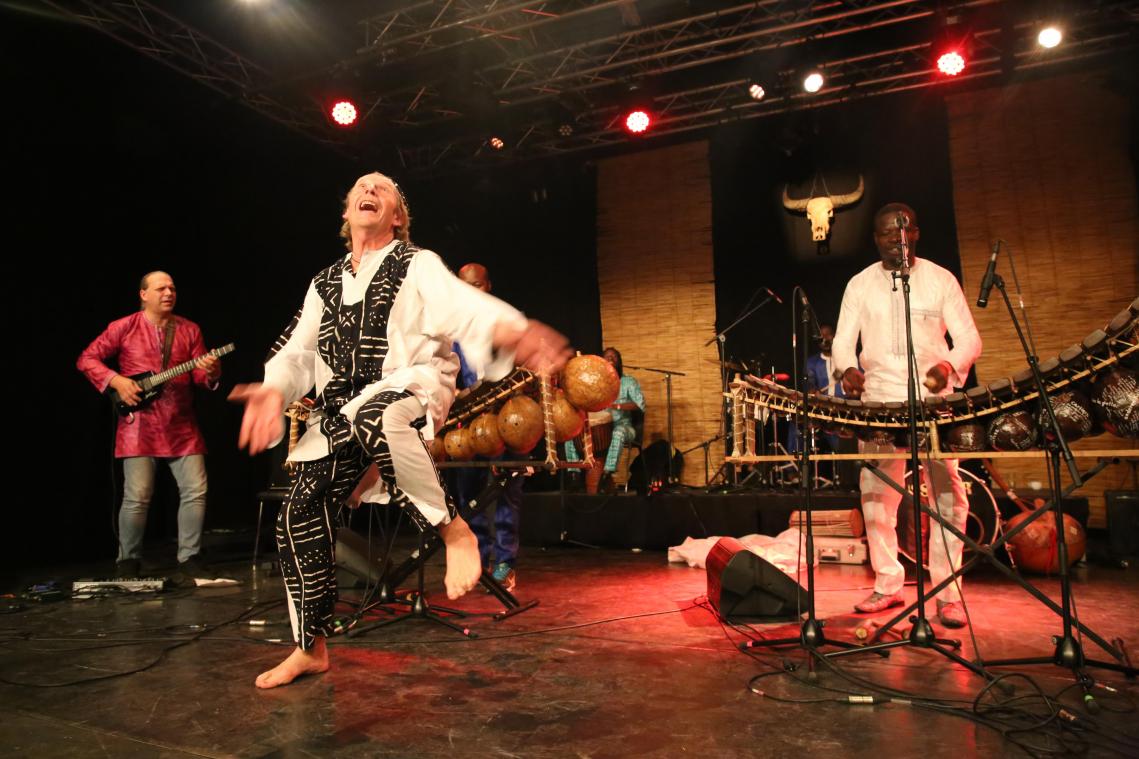 <p>Die Musik aus Burkina Faso packte Organisator Marc François derart, dass er auf die Bühne stürmte und ekstatisch mittanzte.</p>