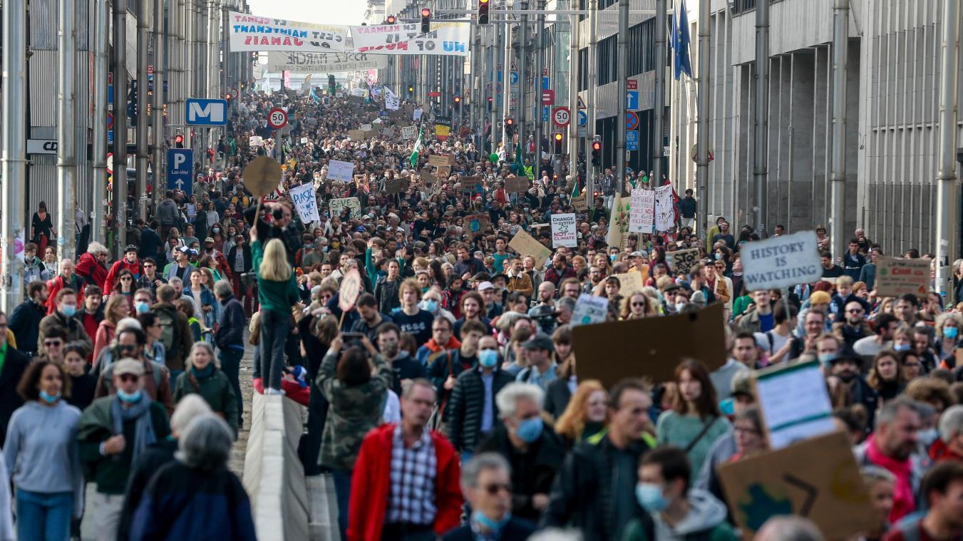 <p>In Brüssel haben mehrere Tausend Menschen für einen besseren Klimaschutz demonstriert. Während die Veranstalter von 50.000 Menschen sprachen, kamen nach einer Schätzung der Polizei 25.000 Demonstrierende zusammen,</p>