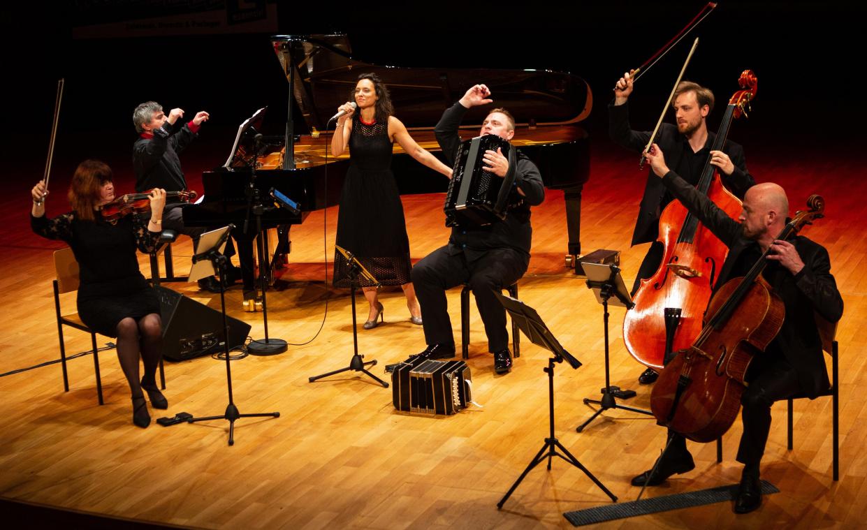 <p>Das Ensemble Astoria setzt sich aus Musikerinnen und Musikern zusammen, die alle auf eine profunde Ausbildung zurückblicken können, bei internationalen Wettbewerben reüssierten und in den bedeutendsten Orchestern spielen.</p>