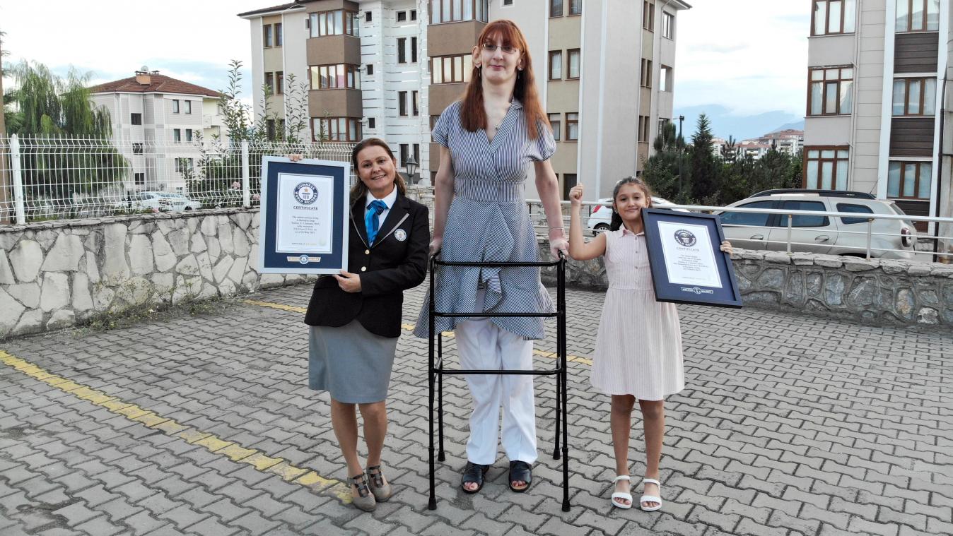 <p>Dieses durch Guinness World Records herausgegebene Foto zeigt Rumeysa Gelgi (Bildmitte), die zur größten Frau der Welt erklärt wurde.</p>