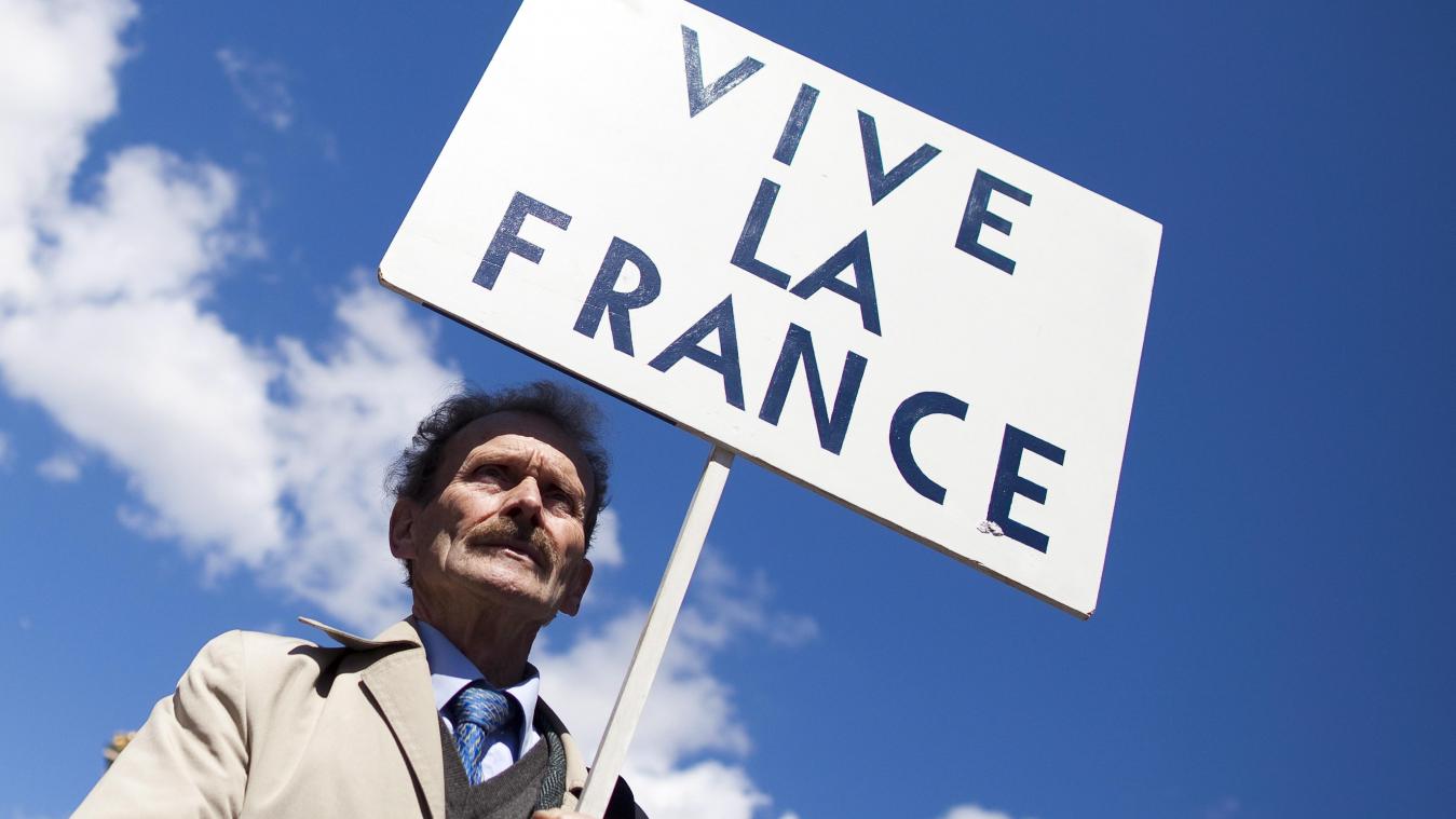 <p>in Unterstützer der französischen rechtsextremen Nationalen Front (FN) hält ein Schild mit der Aufschrift „Vive La France“ (zu Deutsch: „Es lebe Frankreich“) in der Hand.</p>