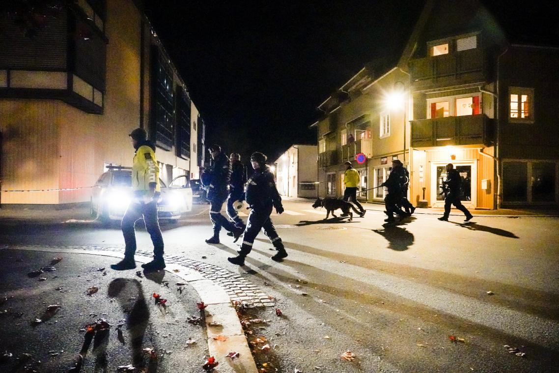 <p>Polizisten ermitteln im Zentrum von Kongsberg nach einer Gewalttat. Bei der Gewalttat hat es mehrere Tote und Verletzte gegeben.</p>