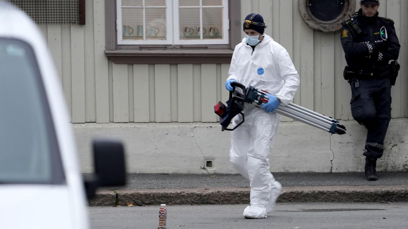 <p>Ein Ermittler der Spurensicherung verlässt ein Gebäude, dass nach einer Gewalttat durch einem Polizisten gesichert wird. Nach der Gewalttat in Norwegen mit fünf Toten und zwei Verletzten hat die Polizei Details über den festgenommenen Verdächtigen veröffentlicht.</p>
