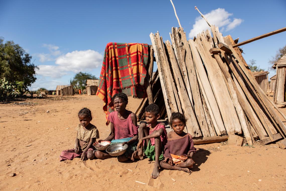 <p>811 Millionen Menschen leiden Hunger, wie diese Familie im Süden Madagskars. Während anderswo Millionen Tonnen Lebensmittel im Müll landen: ein globales Versagen.</p>