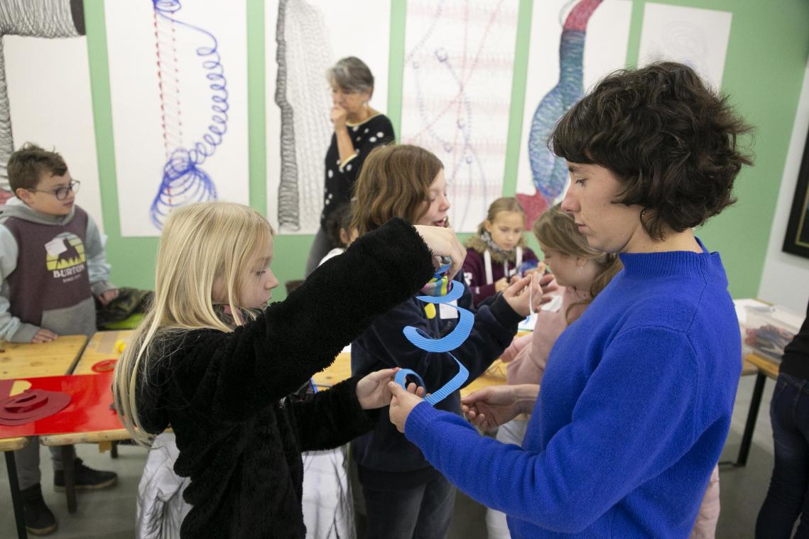 <p>Museumspädagogin Charlotte Bohn bastelte mit den Schülern Spiralen aus bunter Pappe.</p>