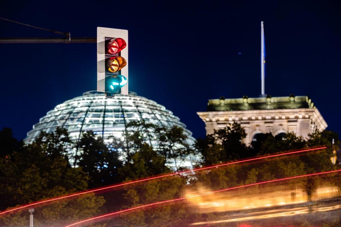 <p>Demnächst wird sie nicht mehr nur über dem Reichtstagsgebäude leuchten, wie dieses Foto suggeriert - sie wird im Bundestag die Richtung bestimmen: die Ampel. Und die steht auf Veränderung.</p>