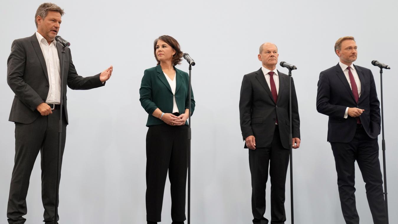 <p>Robert Habeck (v.l.n.r.), Annalena Baerbock Olaf Scholz und Christian Lindner gaben nach den Sondierungsgesprächen von SPD, FDP und Bündnis 90/Die Grünen zur Bildung einer neuen Bundesregierung ein Statement.</p>