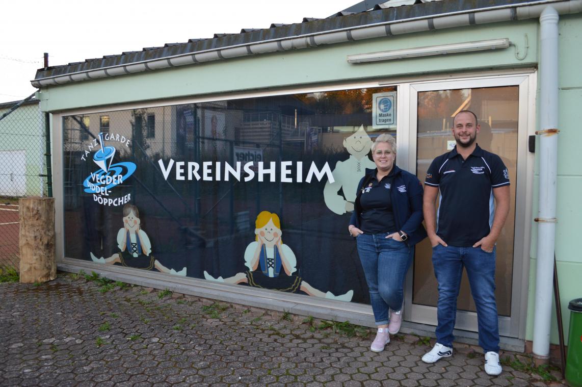 <p>Präsidentin Wendy Hermann und Zeugwart Erik Theissen zeigen sich erfreut, dass die Vegder Diddeldöppcher endlich über ihr eigenes Vereinsheim in der ehemaligen Tenniskantine verfügen.</p>