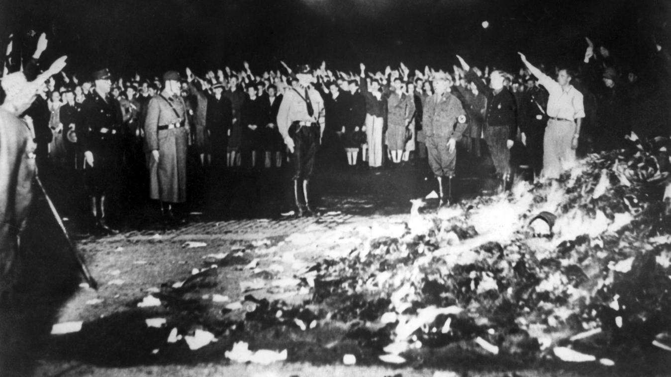 <p>Nach der Machtübernahme lassen die Nationalsozialisten in Universitätsstädten die Bücher verfemter Autoren verbrennen. Zehntausende Bücher wurden allein in der Nacht des 10. Mai 1933 ein Raub der Flammen. In einem spannenden Sachbuch erzählt Uwe Wittstock, wie deutsche Schriftsteller auf die Machtergreifung der Nazis reagierten.</p>