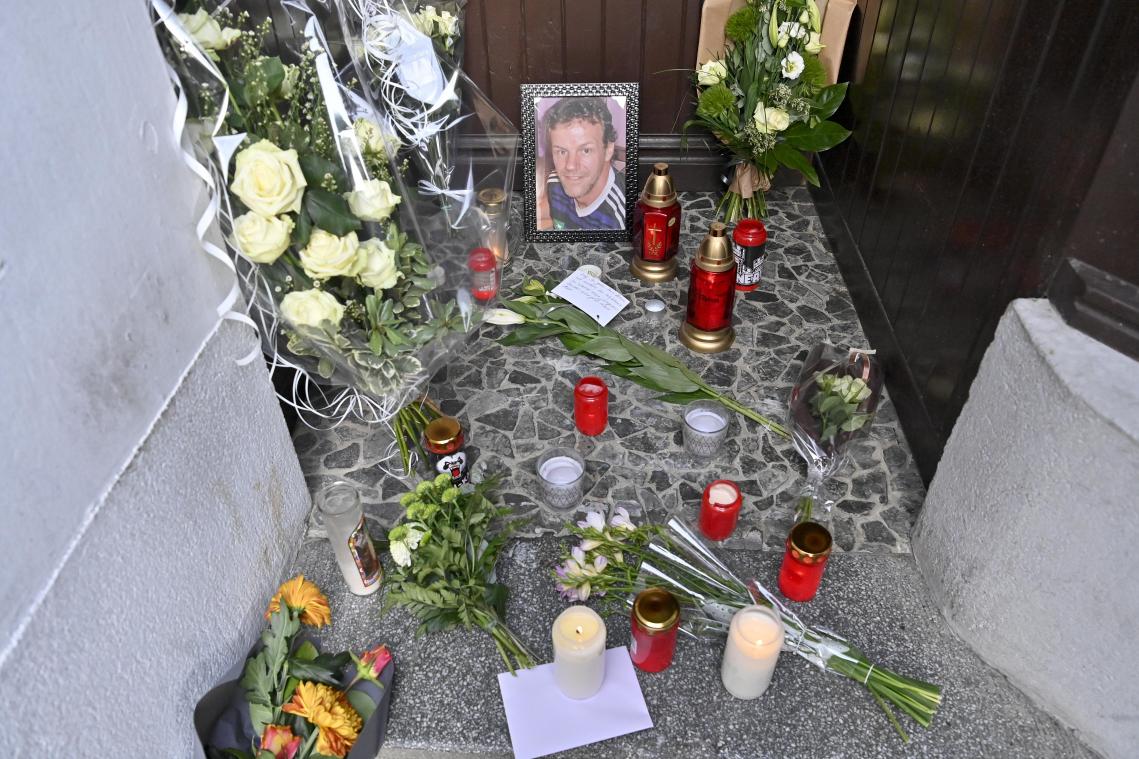 <p>Blumen und Kerzen wurden vor der Kneipe „A ge Pömpke“ in der Eupener Gospertstraße aufgestellt, wo es in der vergangenen Woche in der Nacht von Donnerstag auf Freitag zu einem Gewaltverbrechen kam.</p>