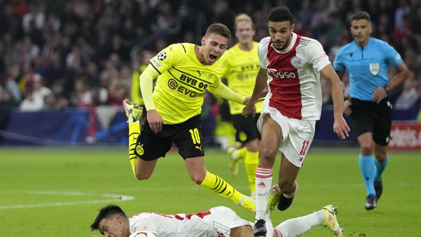<p>Dortmunds Thorgan Hazard (links) in Aktion gegen Amsterdams Noussair Mazraoui</p>