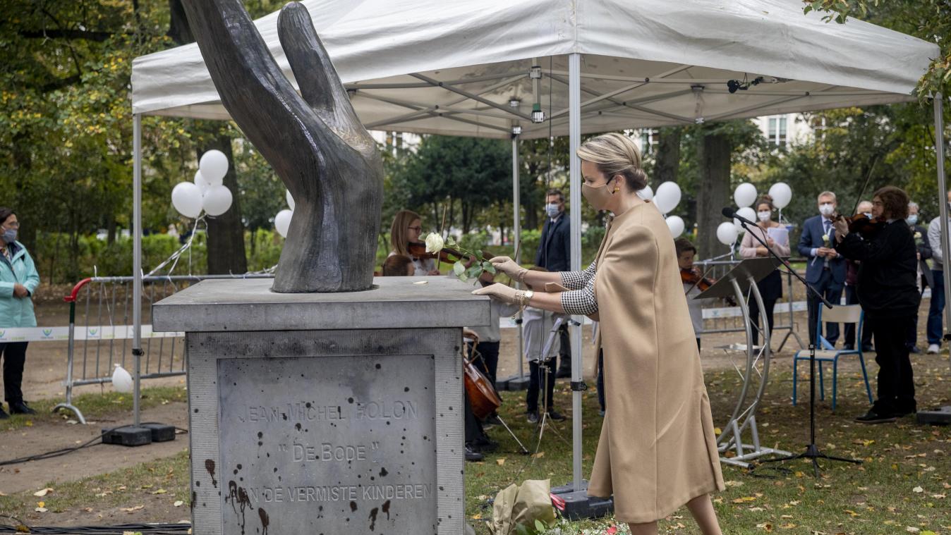 <p>Zum Abschluss der Gedenkfeier legte Königin Mathilde als Erste eine weiße Rose auf den Sockel der Statue „Le Messager“, die einen Vogel darstellt, der aus einer geöffneten Hand fliegt.</p>
