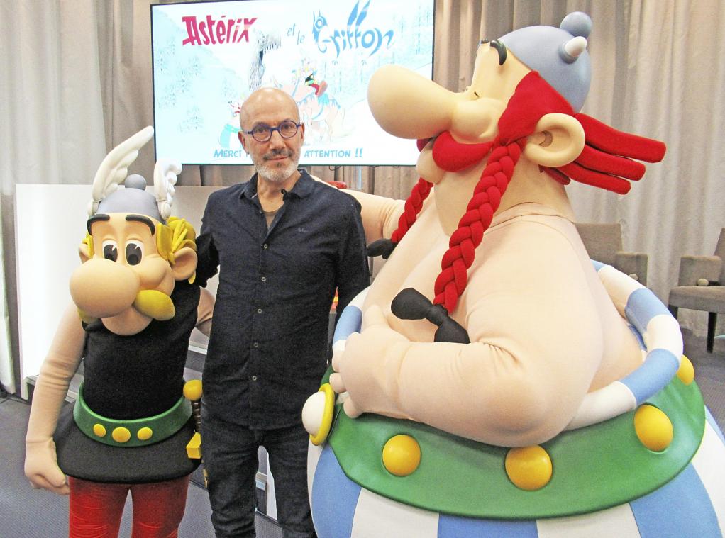 <p>Jean-Yves Ferri, französischer Comicautor und Asterix-Texter, steht mit Asterix- und Obelix-Figuren bei der Präsentation des neuen „Asterix“-Comics.</p>