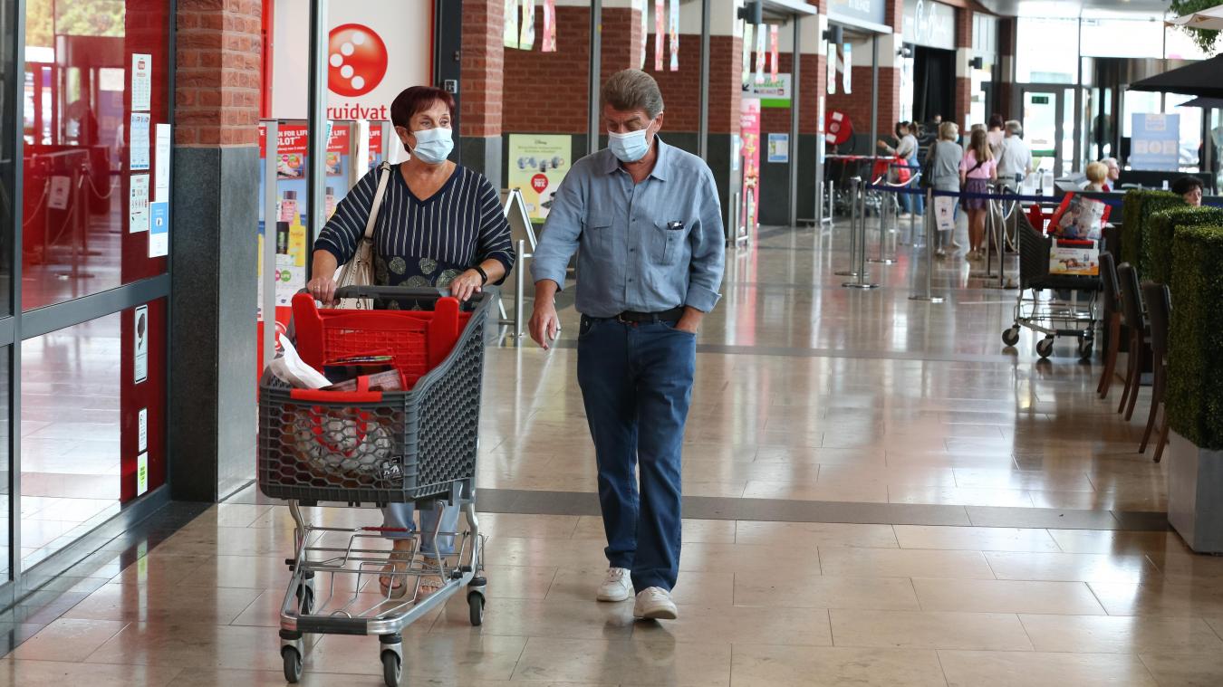 <p>Aufgrund steigender Infektionsraten könnte die Maskenpflicht in Geschäften in Flandern wieder eingeführt werden.</p>