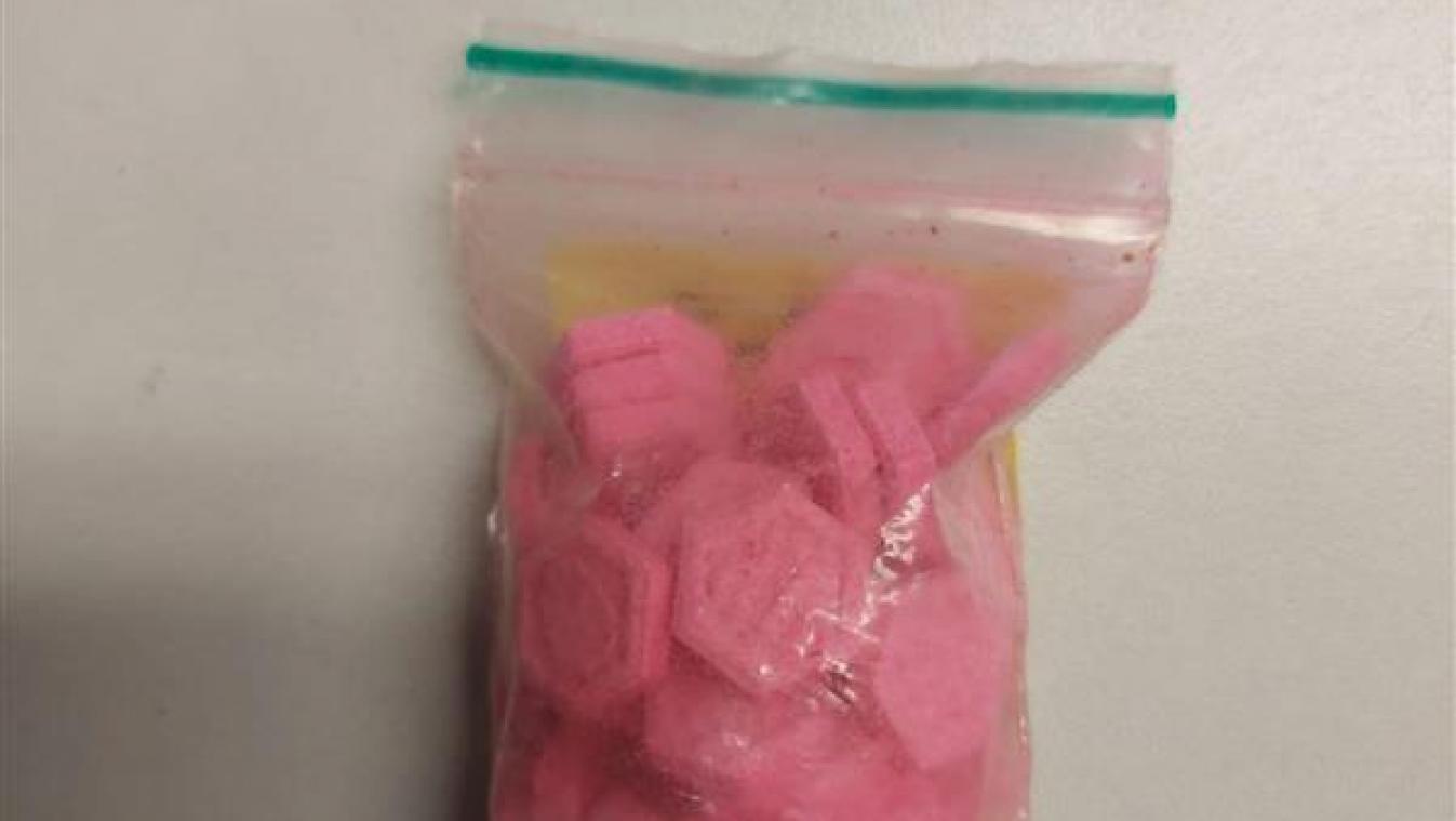 <p>Diese Tüte Drogen wurde auf dem Spielplatz der Narzissenschule gefunden und der Polizei übergeben.</p>