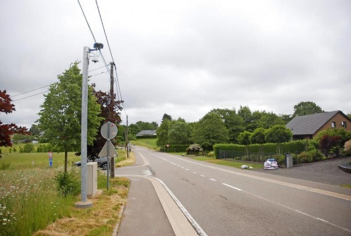 <p>Anfang August hat die Polizeizone Eifel drei sogenannte ANPR-Kameras in Betrieb genommen. Eine davon steht in Born (Foto). Eine vierte soll zwischen Schönberg und Setz aufgestellt werden.</p>