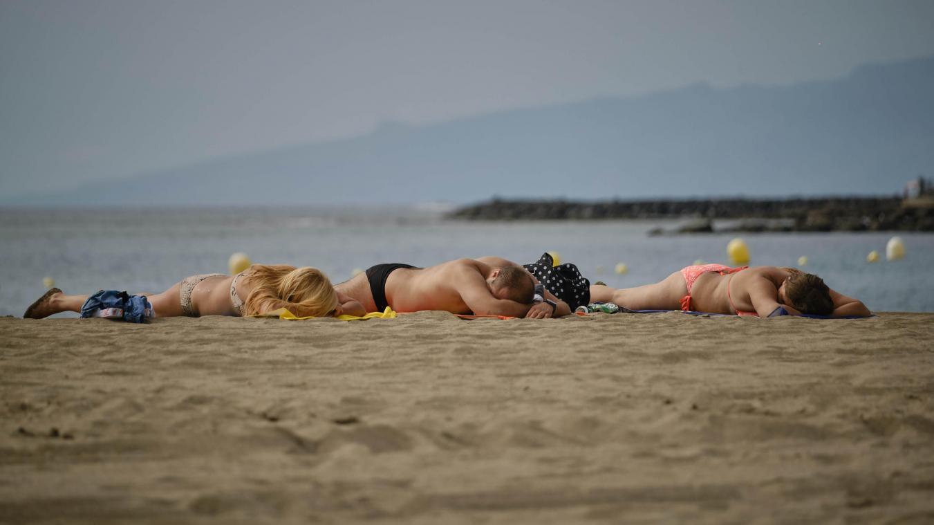 <p>Touristen sonnen sich am Strand La Playa de Las Vistas im Süden der Kanaren-Insel.</p>