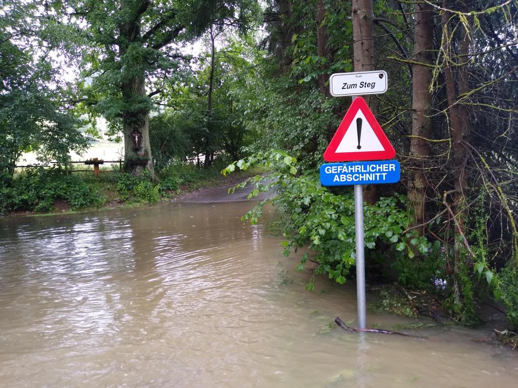 <p>Die Straße Zum Steg in Auel wurde im Juli komplett überschwemmt. Derzeit regelt eine Ampel den Verkehr.</p>