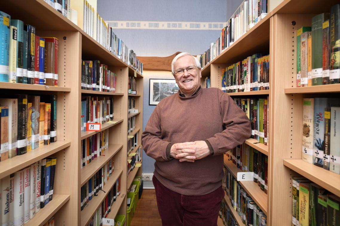 <p>Prof. Dr. Alfred Minke inmitten der 7.000 Bücher, die in der Unterstädter Bibliothek zu finden sind.</p>