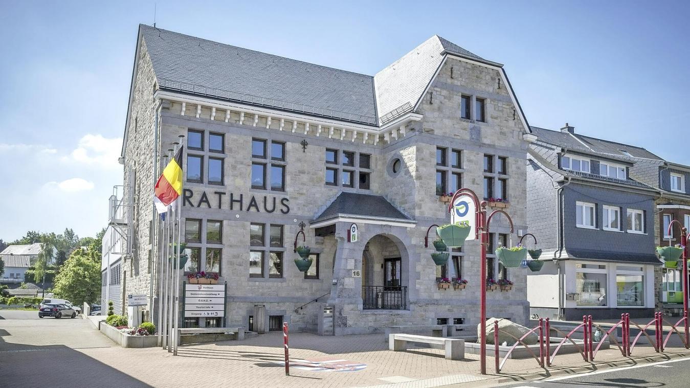 <p>Blick auf das Rathaus von Büllingen: Die Gemeinde hatte als einzige der neun DG-Kommunen auf die Medienbitte geantwortet.</p>