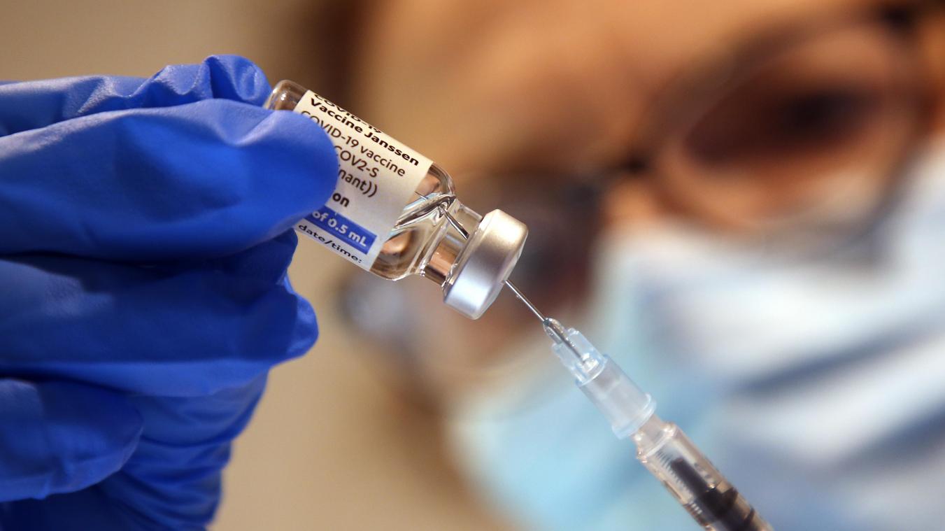 <p>Eine Arzthelferin zieht eine Spritze mit dem Corona-Impfstoff Janssen von Johnson &amp; Johnson auf: Experten zufolge verliert das Vakzin nach sechs Monaten fast vollständig seine Schutzwirkung.</p>