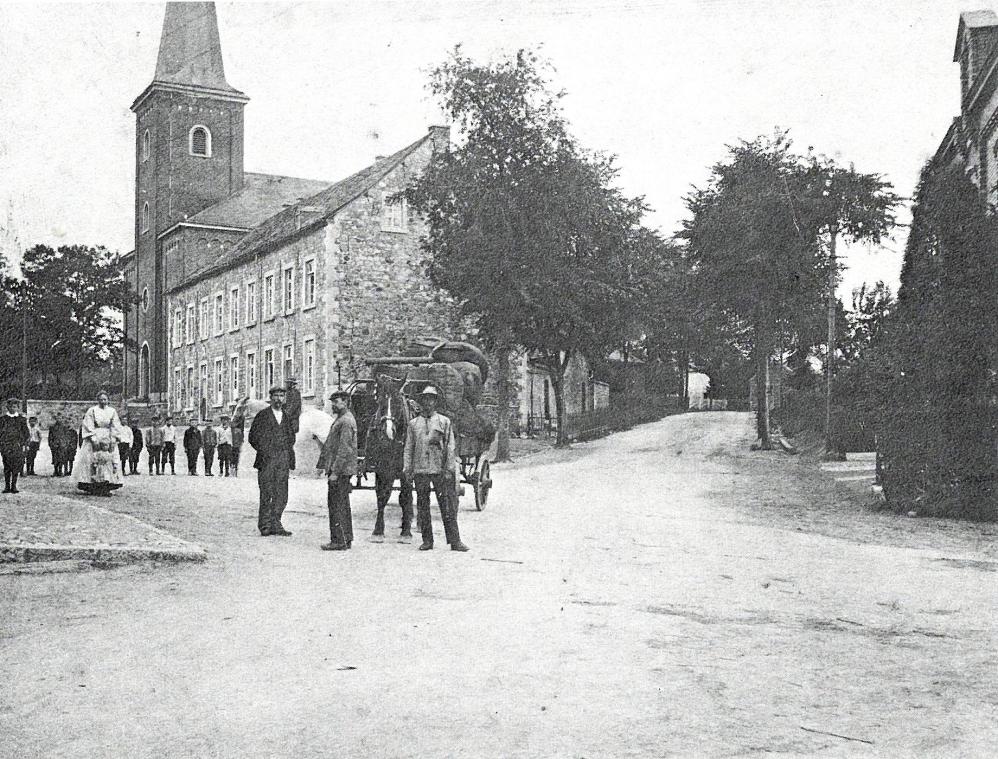 <p>Das Archivbild zeigt die Hergenrather Kirche Anfang des 20. Jahrhunderts. Das Kriegerdenkmal, das 1910 errichtet wurde, ist auf dem Foto noch nicht zu sehen.</p>