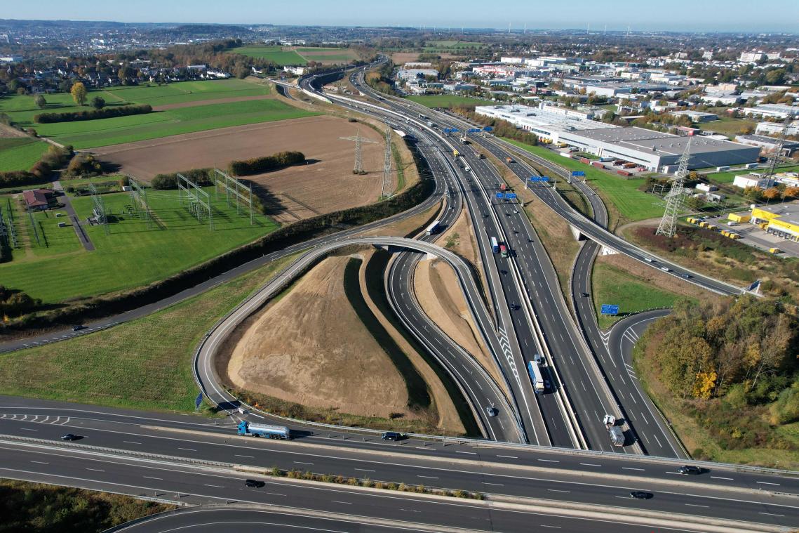 <p>Eine Luftbildaufnahme vom Autobahnkreuz Aachen mit Blickrichtung Niederlande.</p>