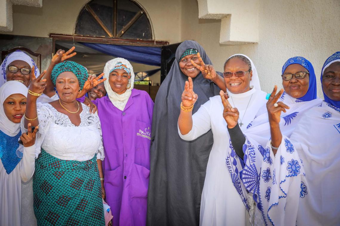 <p>Frauen des Women´s Interfaith Council vor einer Moschee in Kaduna (Nigeria).</p>