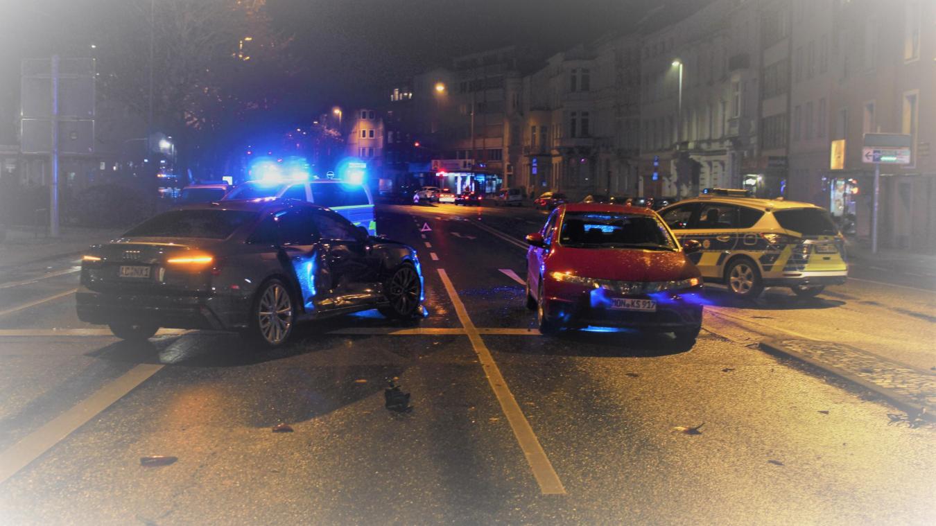 <p>Die Polizei wetertet das Geschehen, dass zum Unfall geführt hat als illegales Rennen.</p>