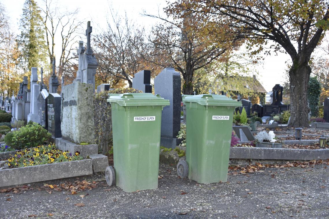 <p>In die grünen Tonnen nur Grünabfälle zu werfen, scheint manchem Friedhofsbesucher in Eupen mitunter Schwierigkeiten zu bereiten.</p>