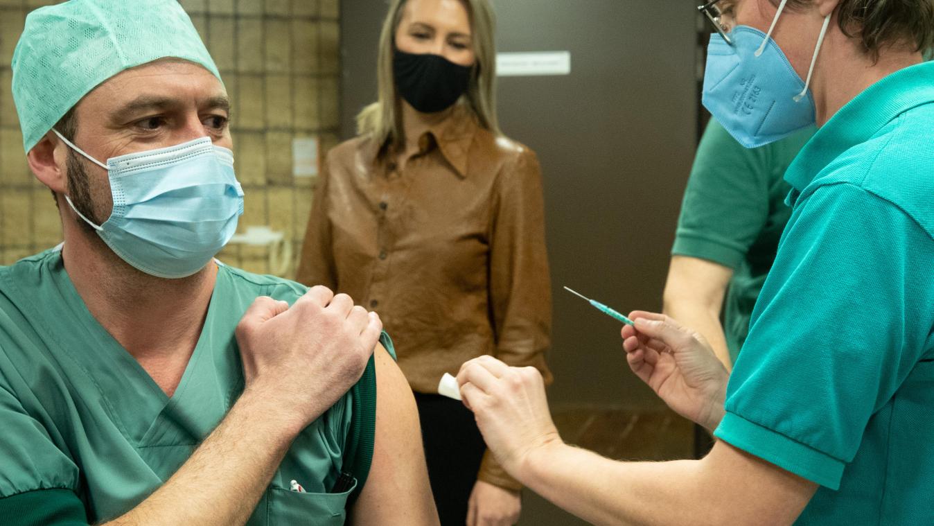 <p>Ein Mitarbeiter eines Brüsseler Krankenhauses wird gegen das Coronavirus geimpft.</p>