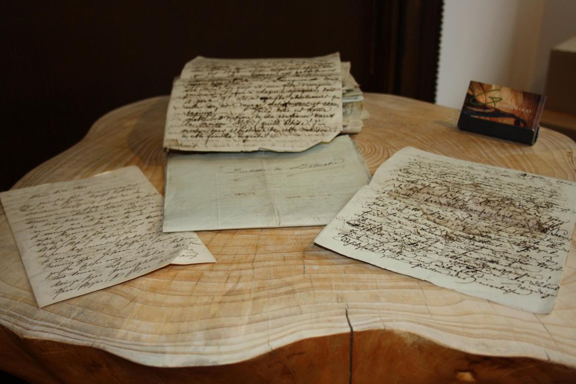 <p>Den Anstoß zu diesem Buch gab der Inhalt einer alten Reisetruhe, die seit rund 200 Jahren auf dem Dachboden des Hauses Haasstraße 42 der Familie Küchenberg steht. Eines Tages warf Sohn Adrian Küchenberg einen genauen Blick in die Truhe. Betrachtete die vergilbten Papiere, die privaten Briefe, Fotos, alten Dokumente und amtlichen Schreiben.</p>