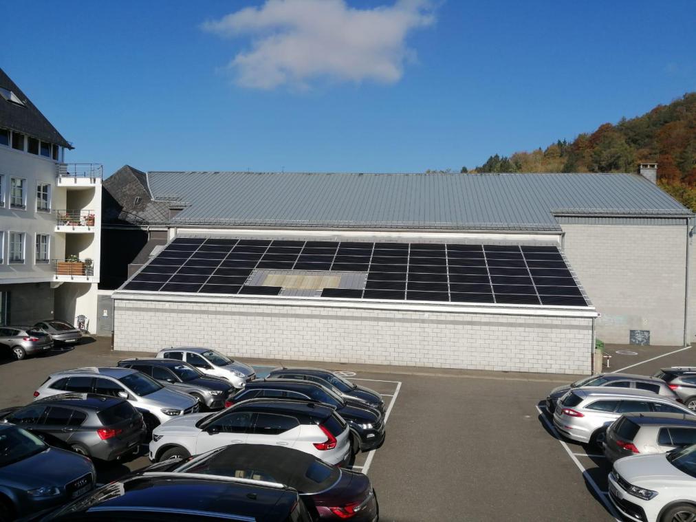 <p>Das Dach des Malmedyer Fraternité-Saals wurde mit Photovoltaikmodulen ausgestattet.</p>