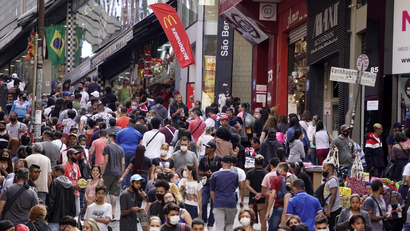 <p>Passanten gehen durch die beliebte Handelsregion der Stadt São Paulo.</p>