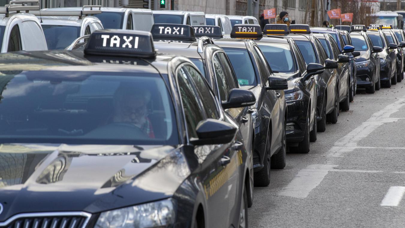 <p>Brüsseler Taxifahrer protestieren gegen den Vorschlag einer Übergangslösung für Uber-Fahrer.</p>