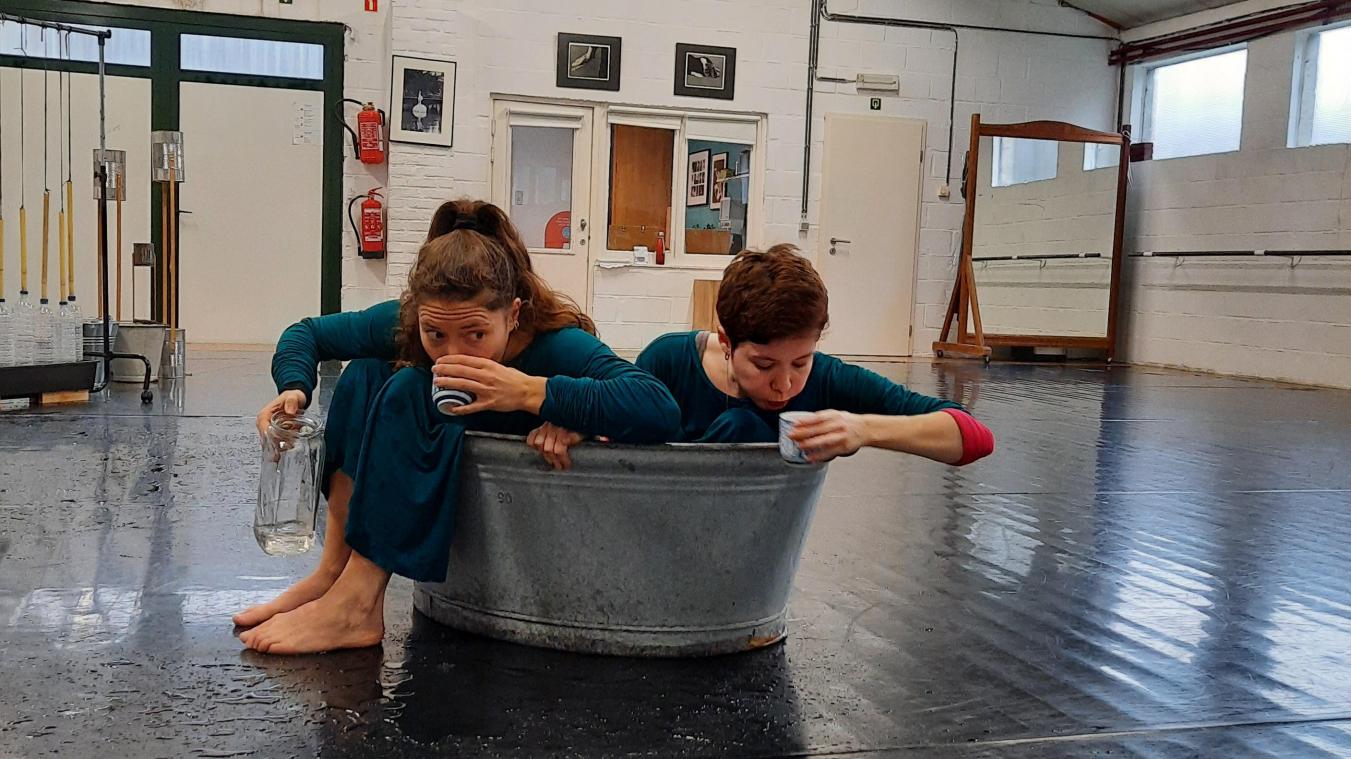 <p>Nona Munnix und Nina Plantefève-Castryck tanzen und tauchen in das Element Wasser ein.</p>