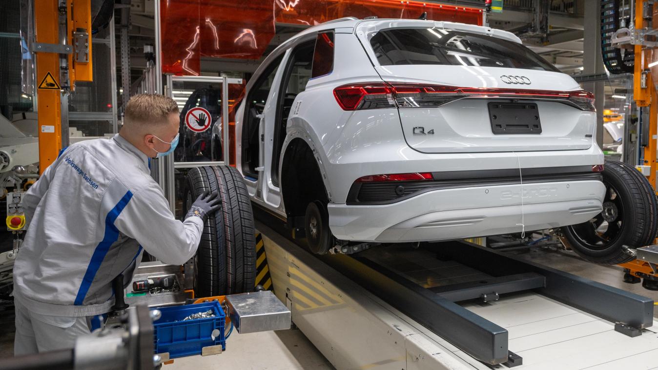 <p>Montage eines Audi Q4 e-tron im Volkswagen-Werk Zwickau.</p>